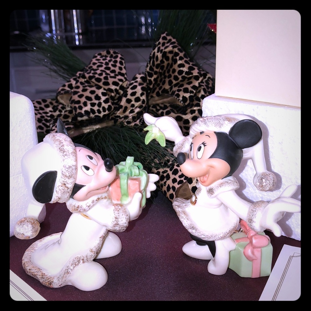 NIB. RARE LENOX MICKEY AND MINNIE CHRISTMAS FIGURINES